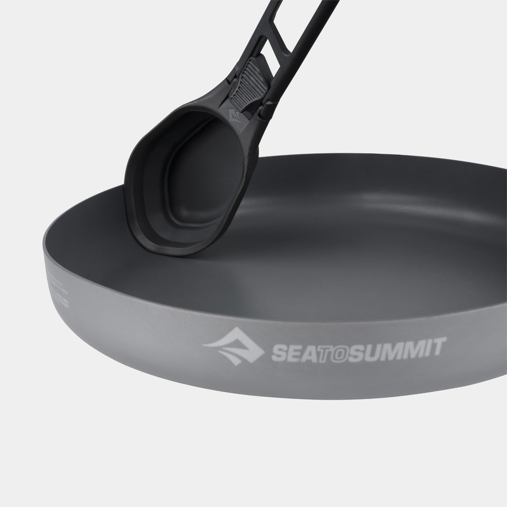 sea-to-summit-camp-kitchen-folding-serving-spoon-100ml-2022-black-04.jpg