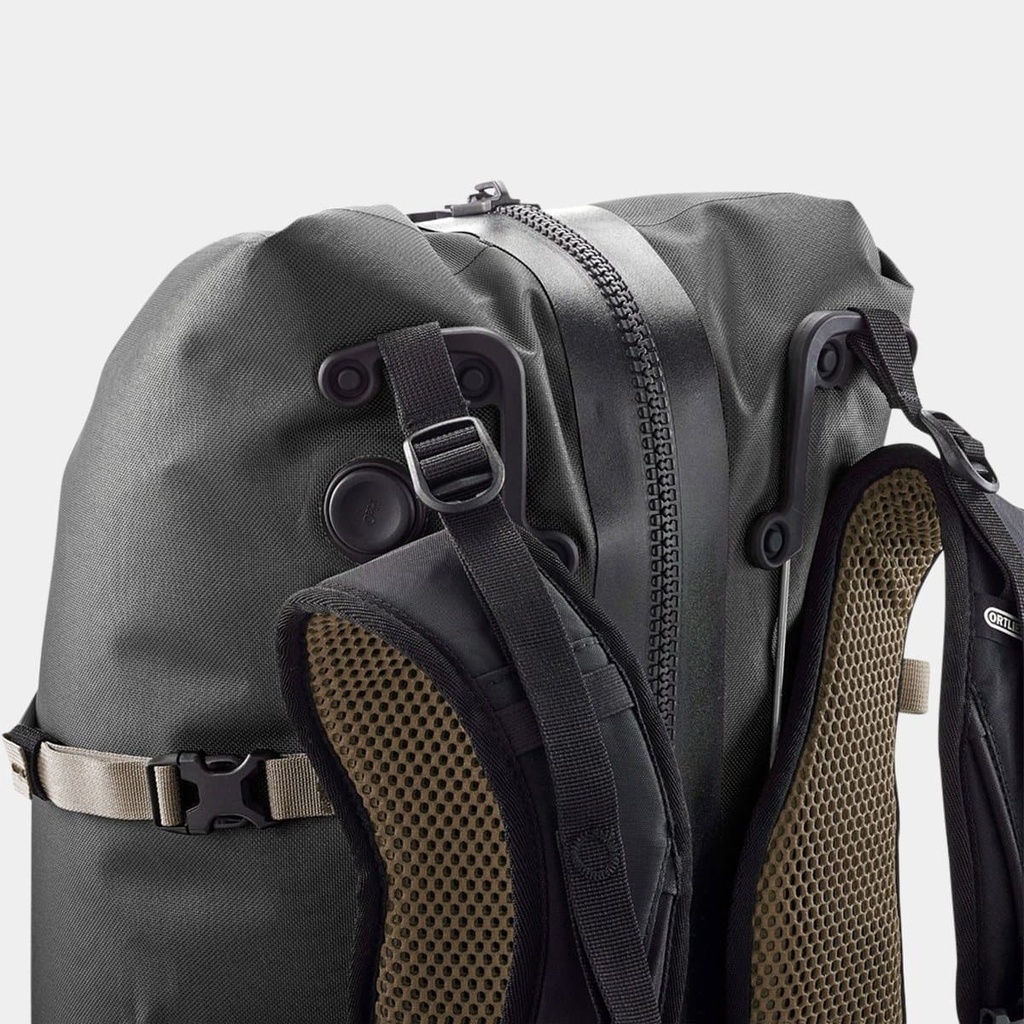 Atrack 35L Black / Beige