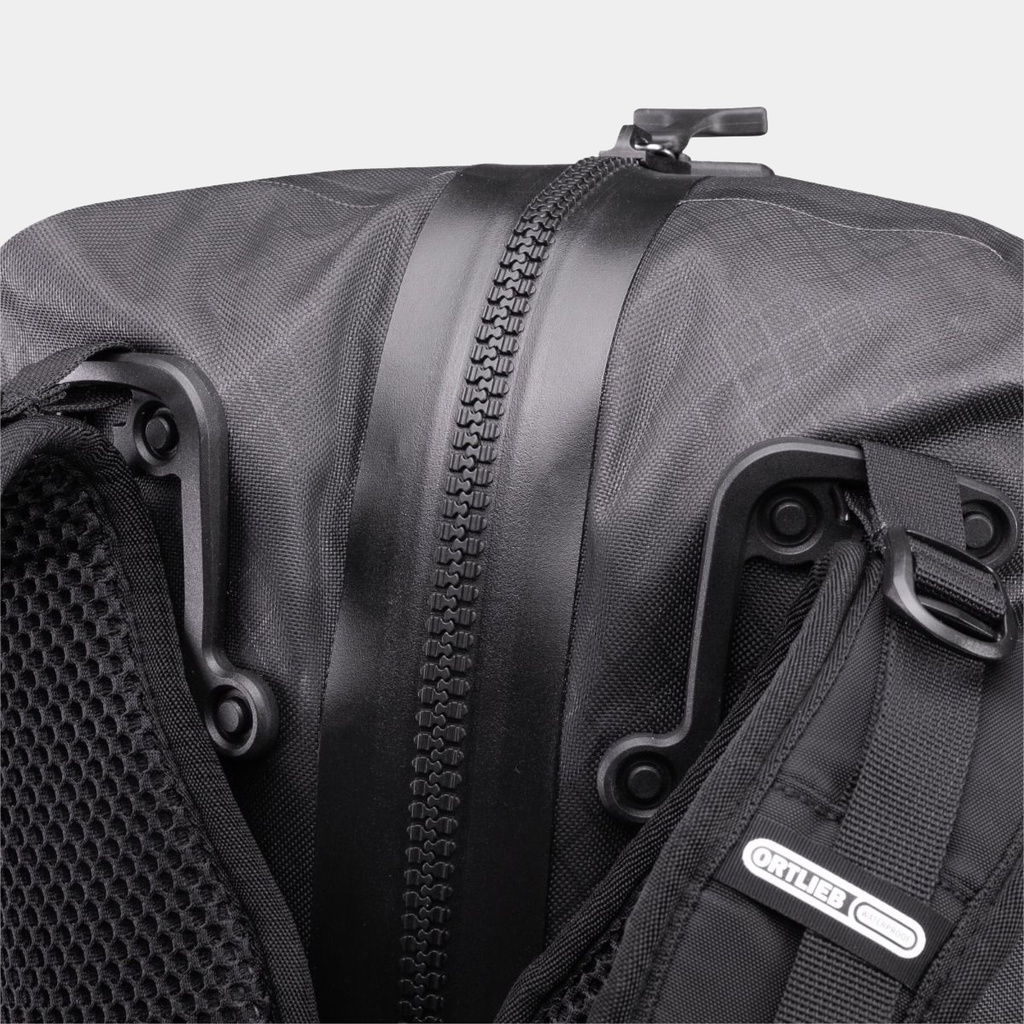 Atrack Metrosphere 34L Black / Embossed
